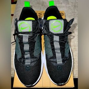Black Nike Boys Sneaker, Size 7.